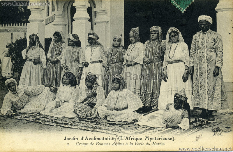 1910 L'Afrique Mystérieuse - Jardin d'Acclimatation - 2. Groupe de Femmes Arabes à la Porte du Harem