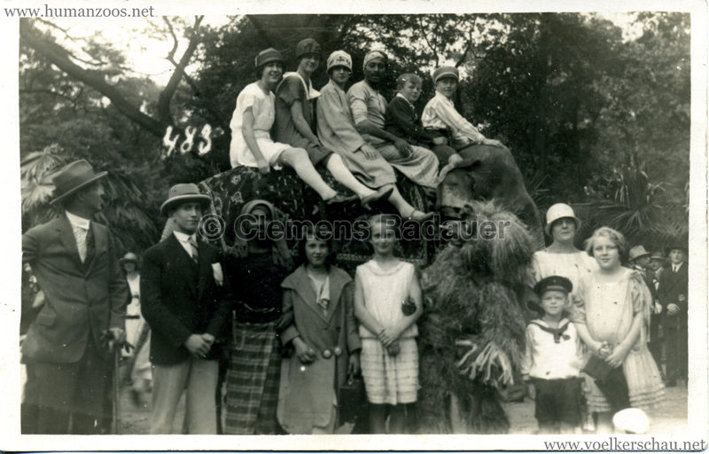 1926 John Hagenbeck's Indienschau - FOTO Gruppe mit Elefant 12.04.1926 VS