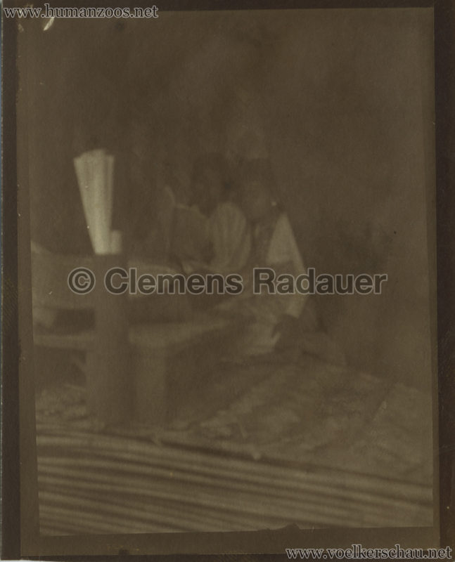 1913 Völkerschau Birma (Hagenbeck) Frauen lesend FOTO